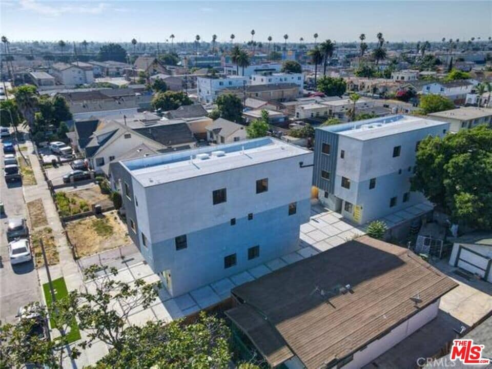 624 W 83rd St in Los Angeles, CA - Building Photo