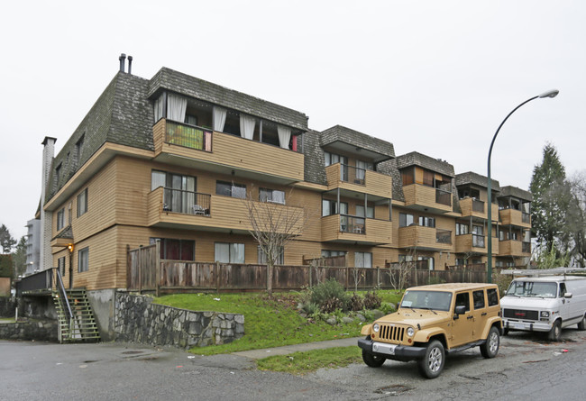 Twin Court in Vancouver, BC - Building Photo - Building Photo