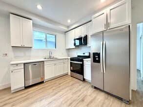 3918 Brighton Ave in Los Angeles, CA - Foto de edificio - Building Photo