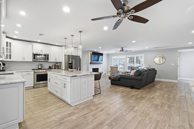 19833 Blythe St in Winnetka, CA - Foto de edificio - Building Photo