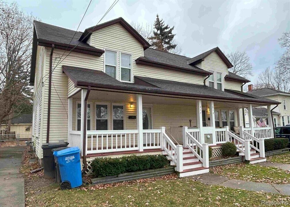 217 Madison St in Howell, MI - Building Photo