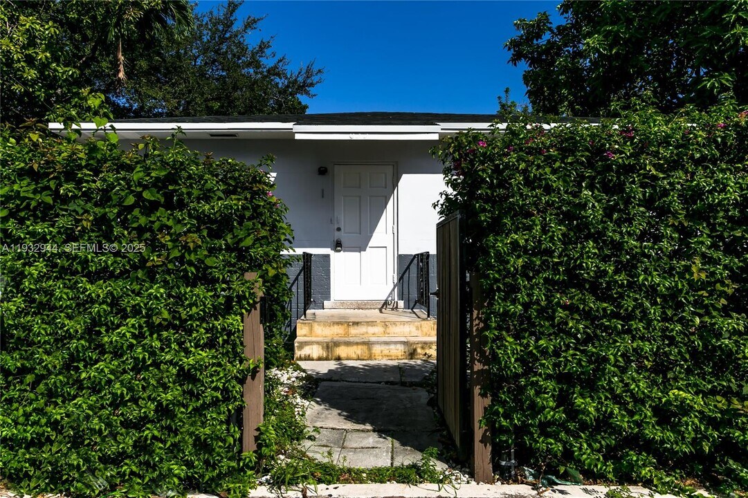635 SW 16th Ave in Miami, FL - Building Photo