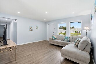 4502 Parrot Ave in Naples, FL - Foto de edificio - Building Photo