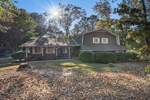 2624 Chandalar Ln in Pelham, AL - Building Photo