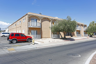 Saint Louis Apartments in Las Vegas, NV - Building Photo - Building Photo