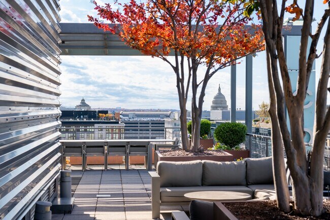 Flats 130 at Constitution Square in Washington, DC - Foto de edificio - Building Photo