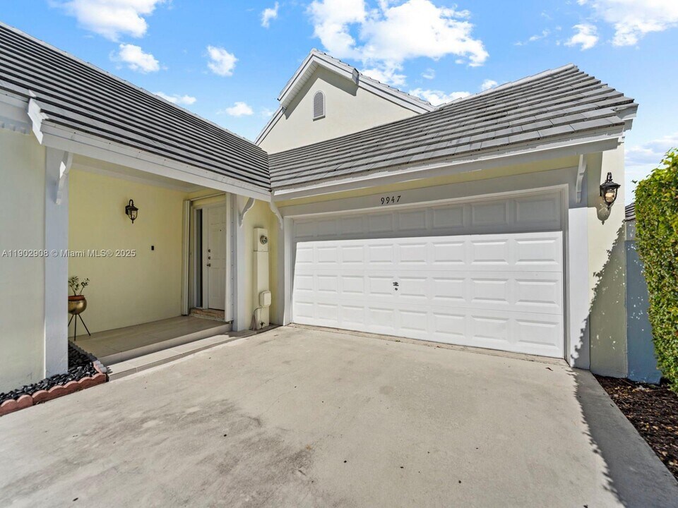9947 NW 47th Terrace in Doral, FL - Building Photo