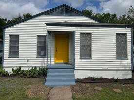 2245 E Overton Rd in Dallas, TX - Building Photo