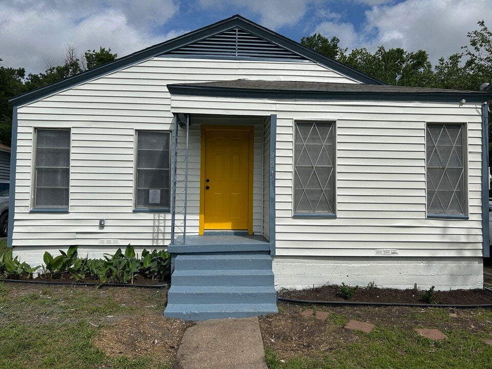 2245 E Overton Rd in Dallas, TX - Building Photo