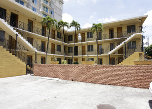 1085 SW 37th Ave in Miami, FL - Building Photo - Building Photo