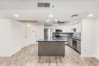 7950 E Camelback Rd in Scottsdale, AZ - Foto de edificio - Building Photo