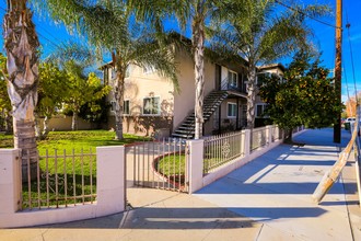 13805 Victory Blvd in Van Nuys, CA - Building Photo - Primary Photo