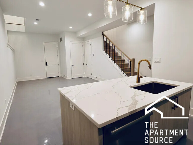 1814 W Thomas St, Unit 1R in Chicago, IL - Building Photo - Building Photo
