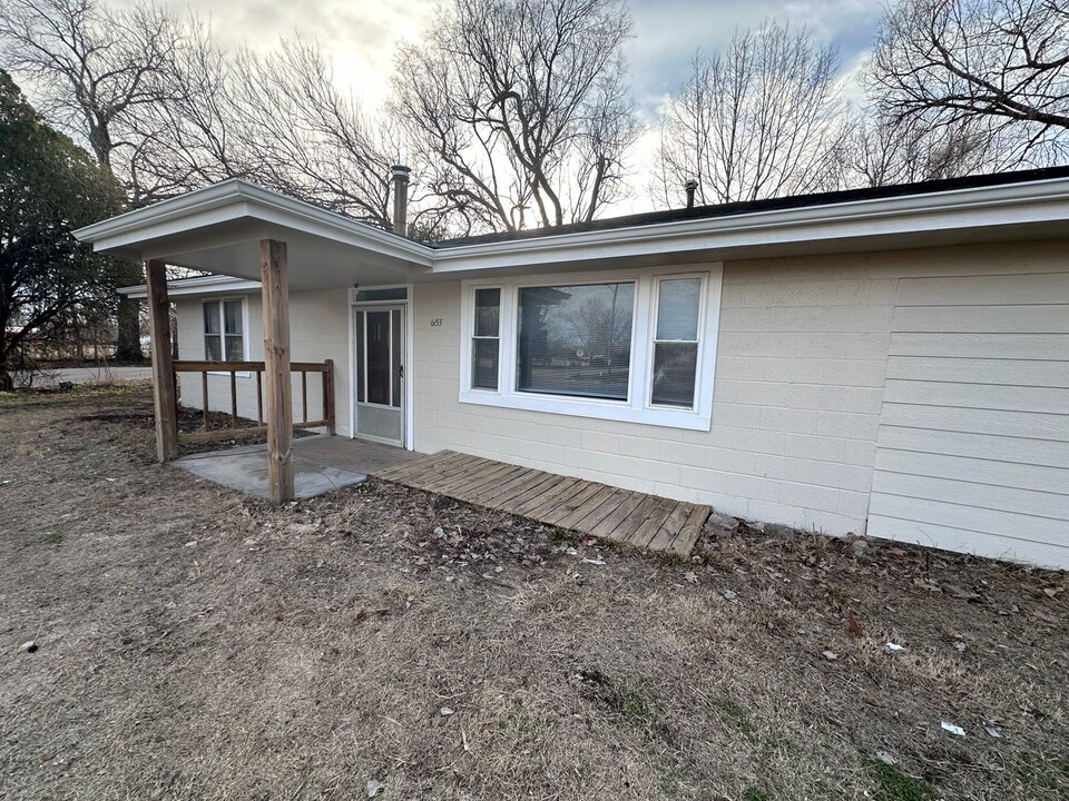 6155 S Hydraulic Ave in Wichita, KS - Foto de edificio