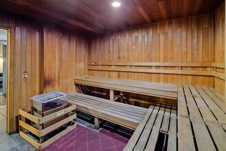 Reveal in Woodland Hills, CA - Foto de edificio - Building Photo