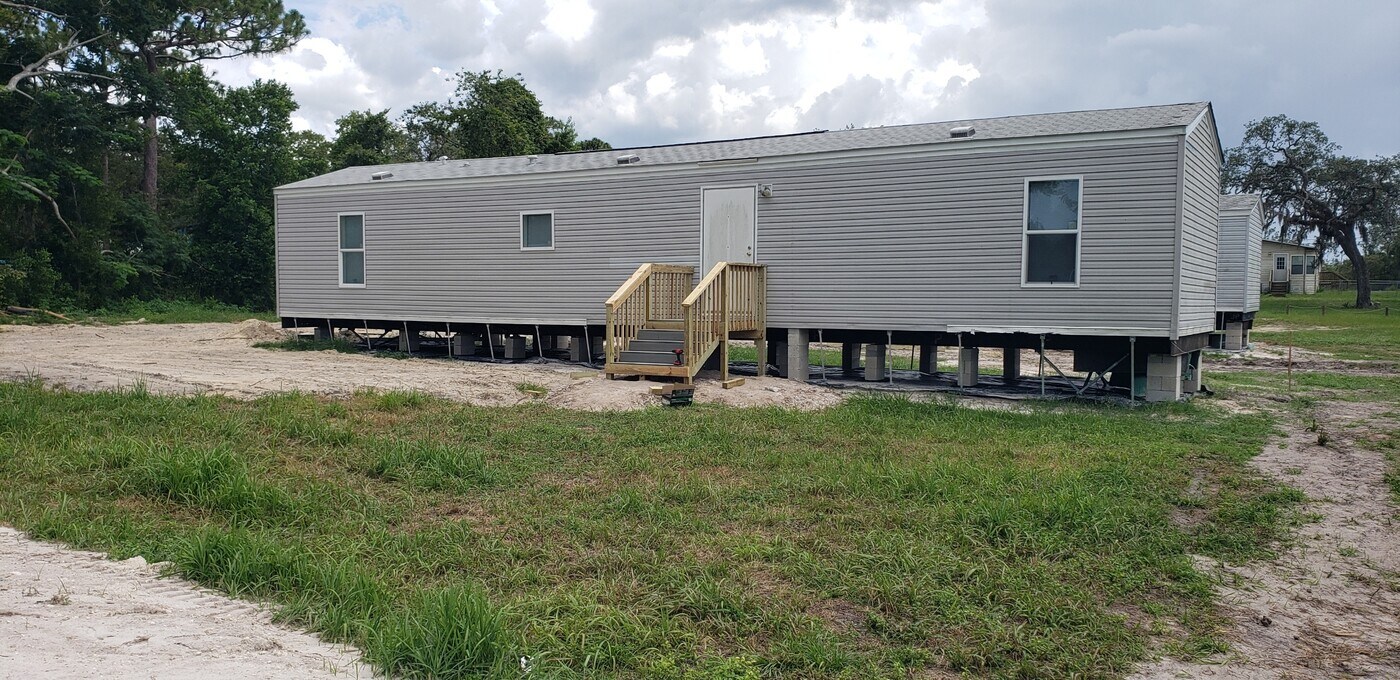 17020 Meridian Blvd in Hudson, FL - Building Photo