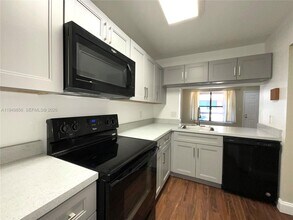 10043 Winding Lake Rd in Sunrise, FL - Building Photo - Building Photo