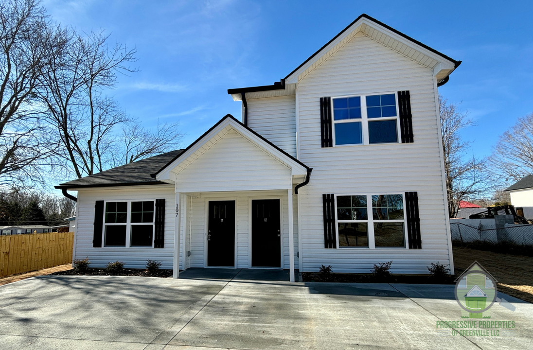 107 Glen Dr in Greer, SC - Building Photo