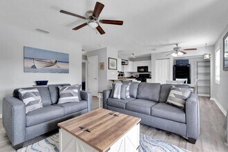 102 Pompano Dr SE in St. Petersburg, FL - Foto de edificio - Building Photo