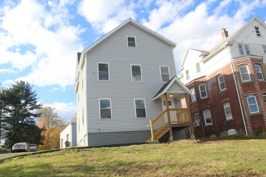 647 New Park Ave in West Hartford, CT - Building Photo