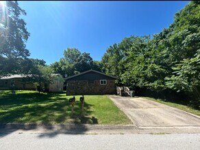 821 E Lakeside Dr in Fayetteville, AR - Building Photo - Building Photo
