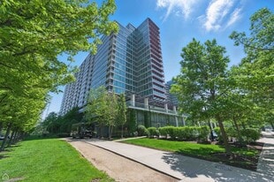 9725 Woods Dr in Skokie, IL - Building Photo
