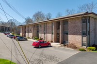 Evergreen Park Garden in Vestal, NY - Foto de edificio - Building Photo