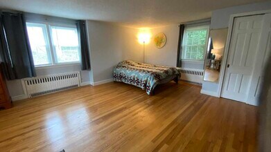 72 Holyoke St in Easthampton, MA - Foto de edificio - Building Photo