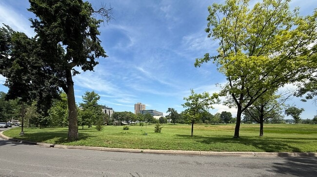 3144 W Bde Maka Ska Blvd in Minneapolis, MN - Building Photo - Building Photo