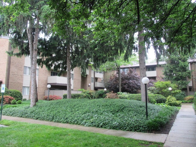 19317 Club House Rd in Montgomery Village, MD - Foto de edificio - Building Photo