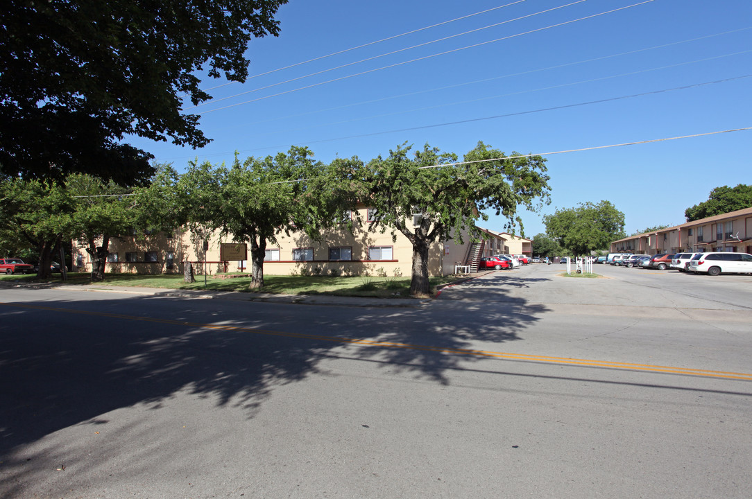 Hilltopper Apartments in Irving, TX - Building Photo