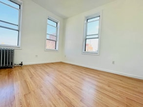 31-30 37th St, Unit 5 in Queens, NY - Foto de edificio - Building Photo
