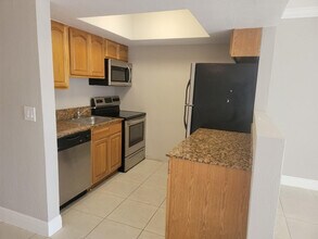 2100 Diana Dr in Hallandale Beach, FL - Building Photo - Building Photo