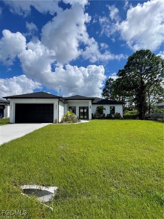 3221 Vera Ct in Lehigh Acres, FL - Building Photo