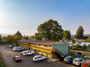 948 S 6TH St in Cottage Grove, OR - Foto de edificio - Building Photo