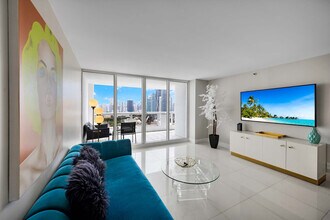1717 N Bayshore Dr in Miami, FL - Building Photo - Building Photo