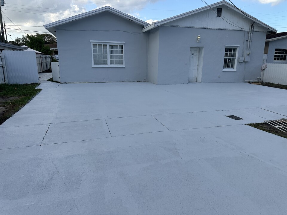 323 NE 171st St in North Miami Beach, FL - Foto de edificio