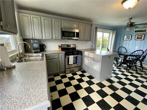 182 Newport Ave in Middletown, RI - Building Photo - Building Photo