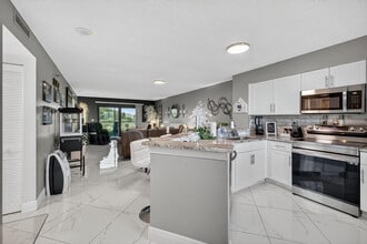 2334 S Cypress Bend Dr in Pompano Beach, FL - Foto de edificio - Building Photo