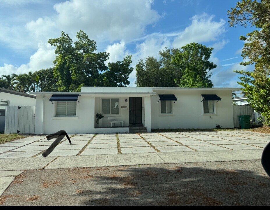 5261 SW 4th St, Unit 5261 in Coral Gables, FL - Building Photo