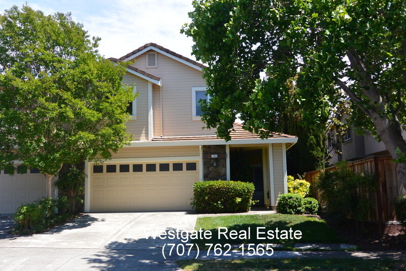 1985 Rainier Cir in Petaluma, CA - Building Photo