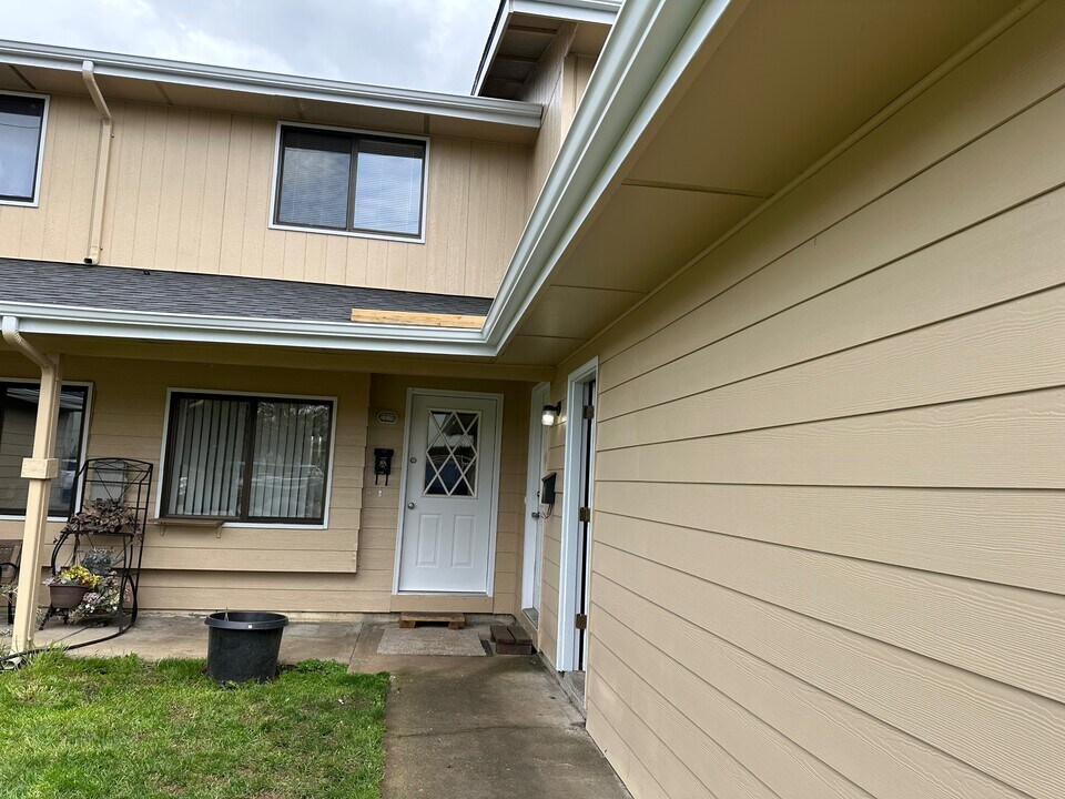 228 Phelps St in Silverton, OR - Foto de edificio