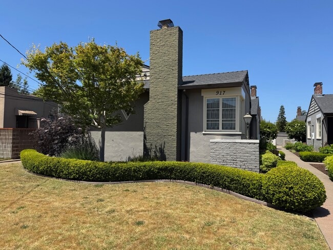 917 Santa Clara Ave, Unit B