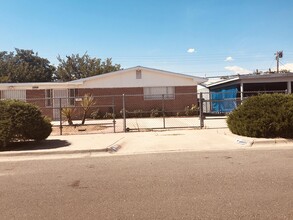 5909 Macaw Ave in El Paso, TX - Foto de edificio - Building Photo