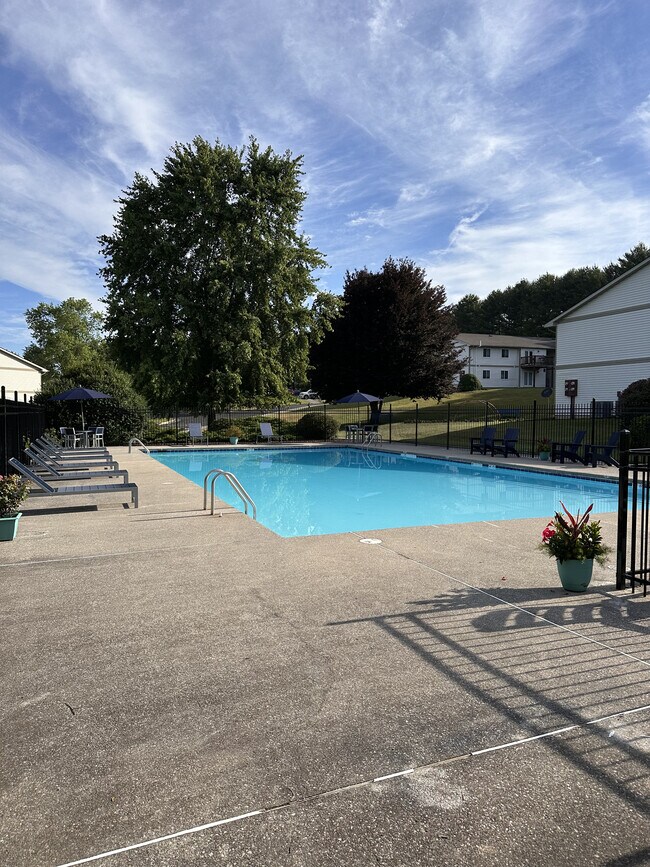 Lantern Ridge Apartments in Blacksburg, VA - Foto de edificio - Building Photo