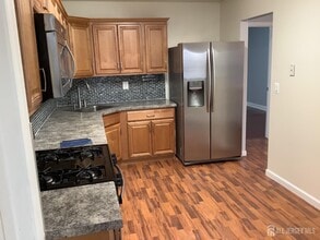 404 Plymouth Rd in North Brunswick, NJ - Building Photo - Building Photo