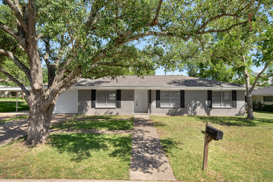 412 Brookside Dr W in Bryan, TX - Building Photo