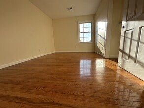 28 W 16th St in Bayonne, NJ - Foto de edificio - Building Photo