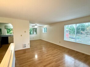 20464 Jefferson Beach Rd NE in Kingston, WA - Building Photo - Building Photo
