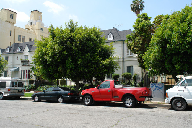 825 S Serrano Ave in Los Angeles, CA - Foto de edificio - Building Photo